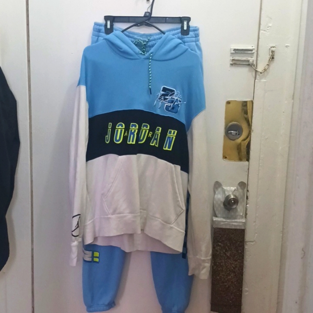 Michael Jordan men's large sweat suit in blue and white